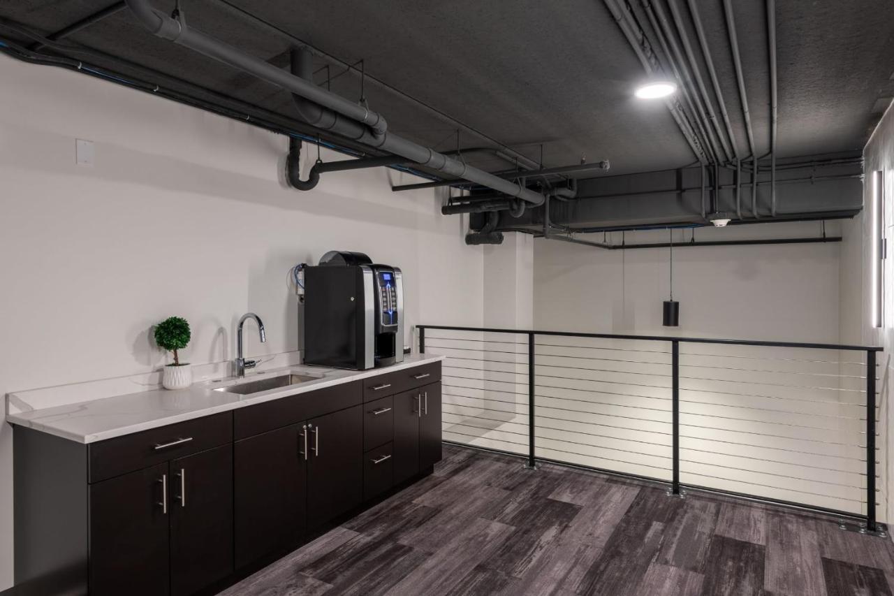 Flexhome Skywalk To Fiserv U4 With Rooftop, Gym, And Parking 밀워키 외부 사진