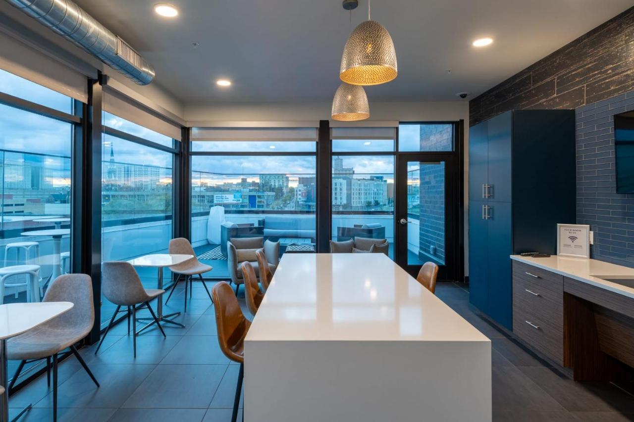 Flexhome Skywalk To Fiserv U4 With Rooftop, Gym, And Parking 밀워키 외부 사진